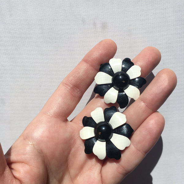 Black & White Daisy Stud Earrings- Vintage