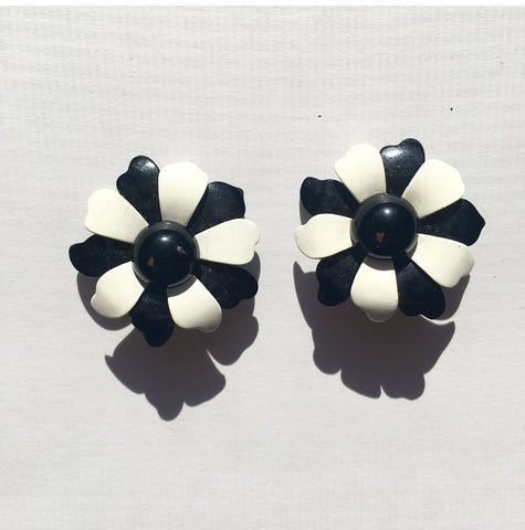 Black & White Daisy Stud Earrings- Vintage